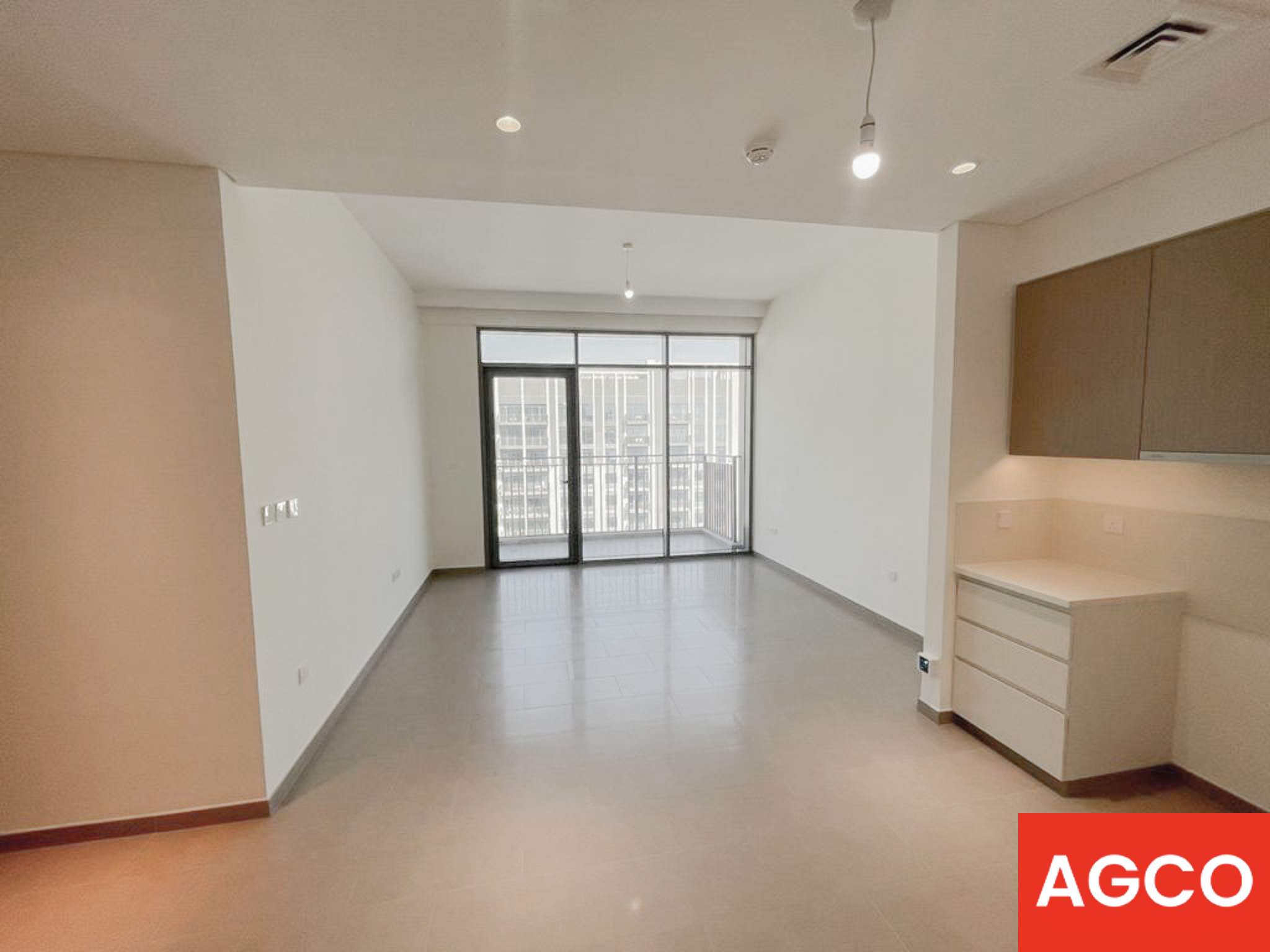 High-floor unfurnished unit ready to move in by March
