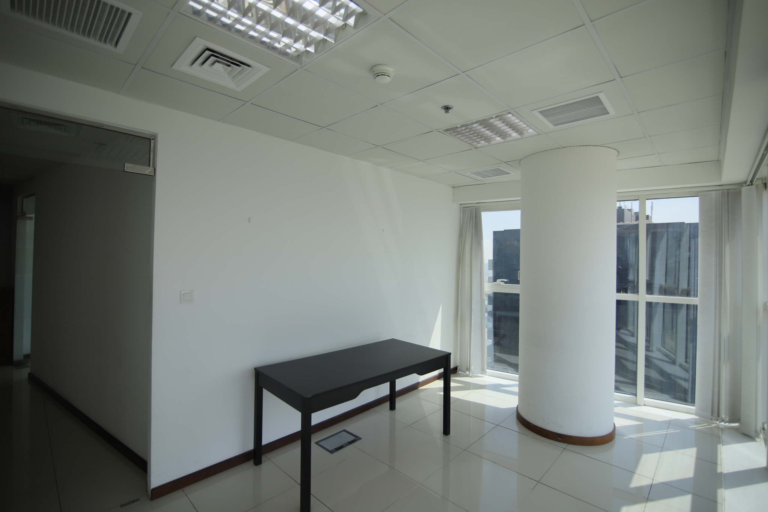 Fitted half-floor office close to metro in Grade A building